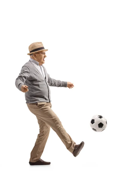 フル長いですプロフィールショットの興奮した高齢者のKiking Aサッカー孤立した上に白の背景 — ストック写真