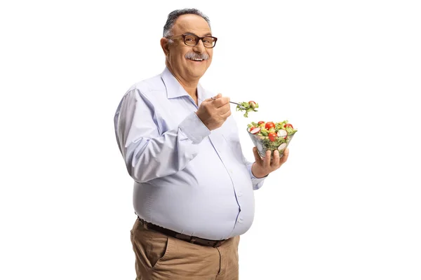 Volwassen Man Staan Eten Een Salade Geïsoleerd Witte Achtergrond — Stockfoto