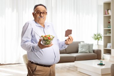 Evde salata ve çikolata tutan olgun bir adam olduğundan şüpheliyim.