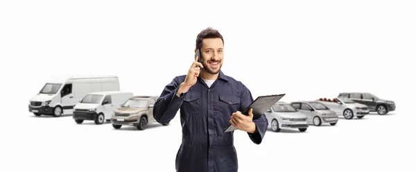 Чоловік Синій Формі Використовує Мобільний Телефон Тримає Кишеню Перед Припаркованими — стокове фото