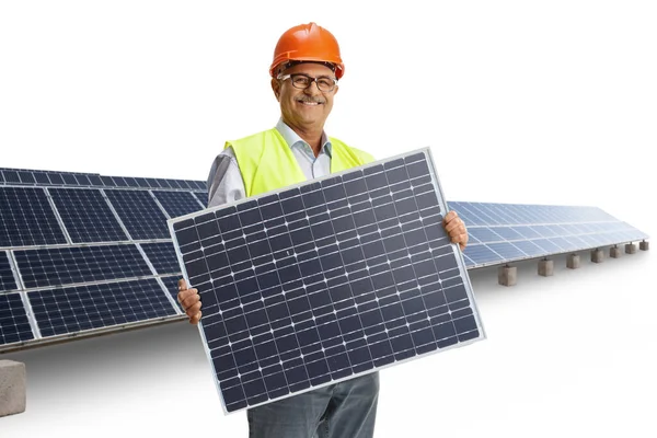 Reifer Männlicher Ingenieur Der Ein Panel Vor Einem Solarfeld Hält — Stockfoto