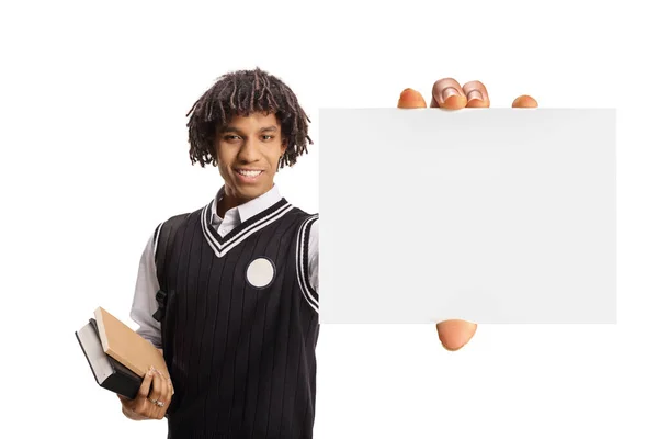身穿制服的非洲裔美国男生展示一张白色背景的空白卡片 — 图库照片