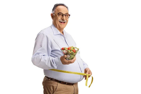 Reifer Mann Hält Einen Salat Und Misst Die Taille Isoliert — Stockfoto