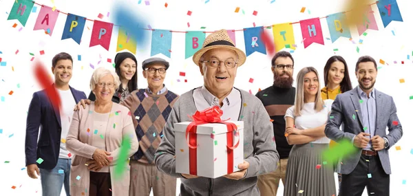 Ludzie Uroczystościach Urodzinowych Seniorzy Otwierający Pudełko Białym Tle — Zdjęcie stockowe
