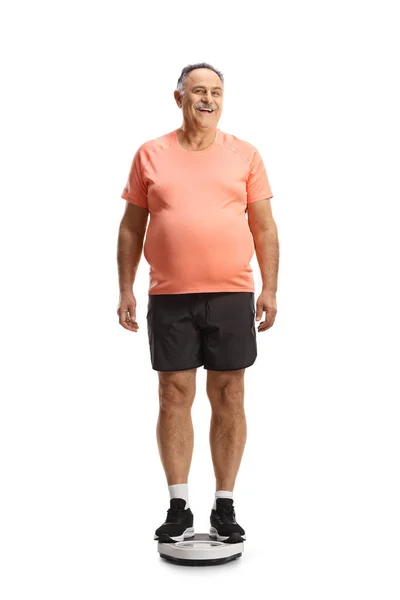 Glimlachende Volwassen Man Sportkleding Staand Een Weegschaal Geïsoleerd Witte Achtergrond — Stockfoto