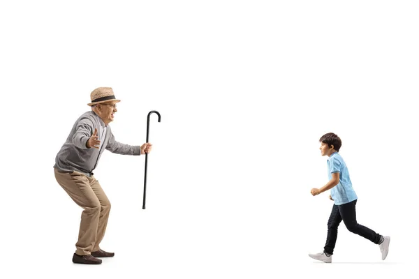 孫は白地に隔離された祖父の方へ走っていく — ストック写真