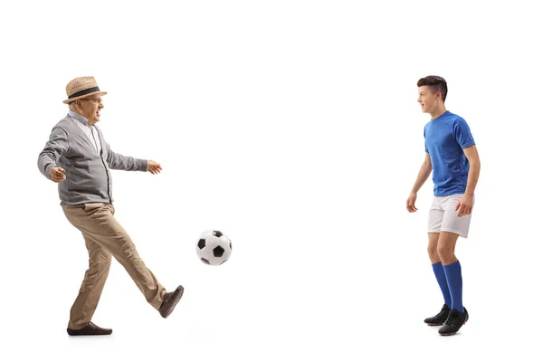 フル長いですプロフィールショットの興奮した高齢者キックAボールへAサッカー選手孤立した上に白の背景 — ストック写真