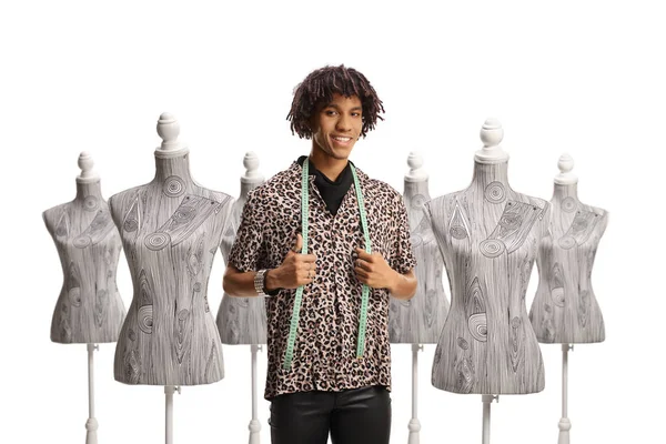 Jonge Afrikaanse Amerikaanse Kleermaker Met Een Meetlint Pop Mannequins Geïsoleerd — Stockfoto
