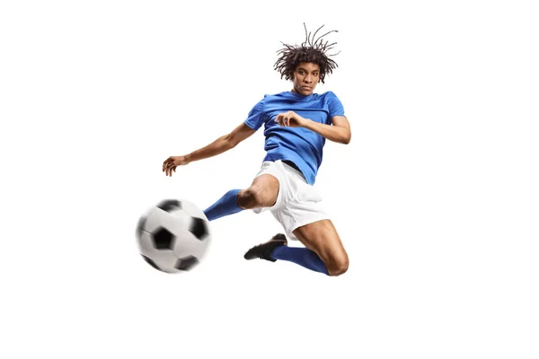 Giocatore Calcio Afroamericano Che Salta Prende Calci Una Palla Isolata — Foto Stock