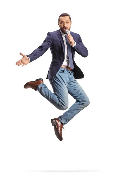 Hombre Excitado Con Micrófono Saltando Cantando Aislado Sobre Fondo Blanco —  Fotos de Stock
