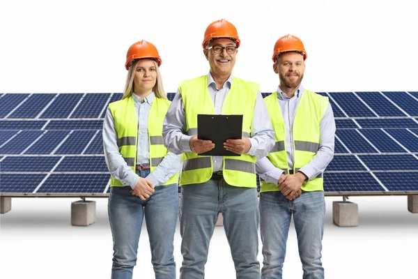Equipe Engenheiros Vestindo Coletes Reflexivos Capacetes Uma Fazenda Solar Isolada — Fotografia de Stock
