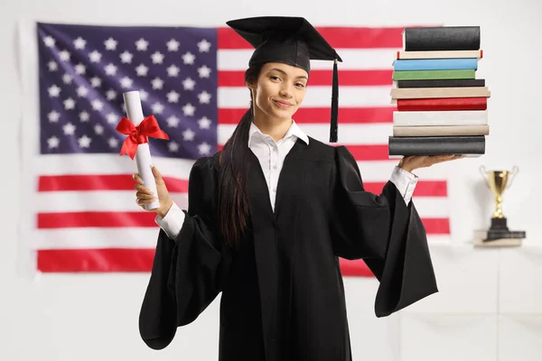 Estudiante Graduada Vestido Con Una Pila Libros Diploma Con Bandera — Foto de Stock