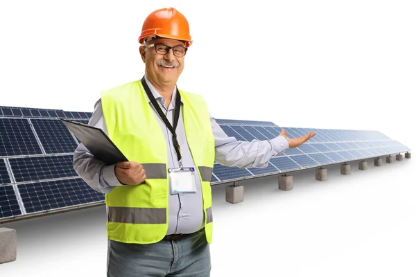 Ingeniero Presentando Una Granja Solar Aislada Sobre Fondo Blanco — Foto de Stock