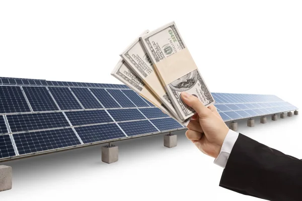 Mano Masculina Sosteniendo Dinero Frente Paneles Solares Aislados Sobre Fondo — Foto de Stock