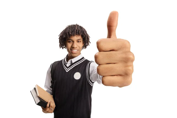 身穿制服的非裔美国男生竖起大拇指 举着一本以白人背景为背景的书 — 图库照片
