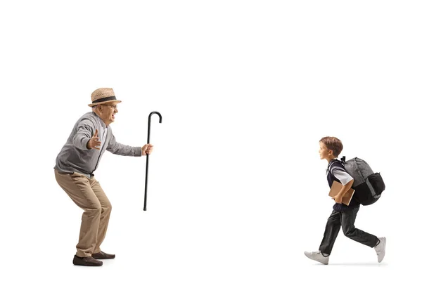 小男孩背着背包跑向他的祖父 被隔离在白色的背包里 — 图库照片