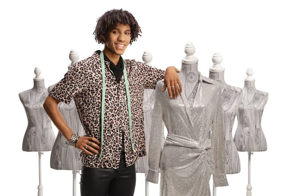 Ung Afrikansk Amerikansk Manlig Modedesigner Lutar Sig Mot Docka Skyltdocka — Stockfoto