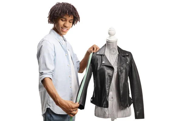 Jovem Designer Masculino Afro Americano Medindo Uma Jaqueta Sorrindo Isolado — Fotografia de Stock