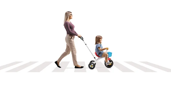 Moeder Duwen Een Kind Een Driewieler Een Voetgangersoversteek Geïsoleerd Witte — Stockfoto