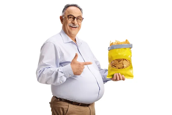 陽気成熟した男保持しているバッグのトルティーヤクリップと指す孤立上の白い背景 — ストック写真