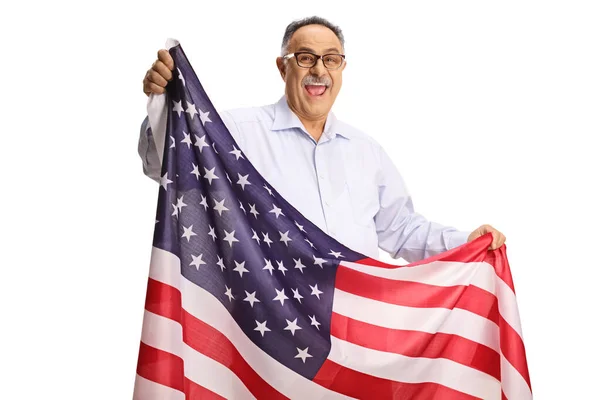 快乐成熟的男人举着美国国旗 微笑着与白人隔离 — 图库照片
