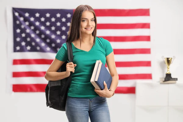 Beutiful Női Diák Egy Hátizsák Könyvek Pózol Előtt Usa Zászlaja — Stock Fotó