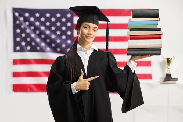 Estudante Pós Graduação Vestido Segurando Uma Pilha Livros Apontando Com — Fotografia de Stock