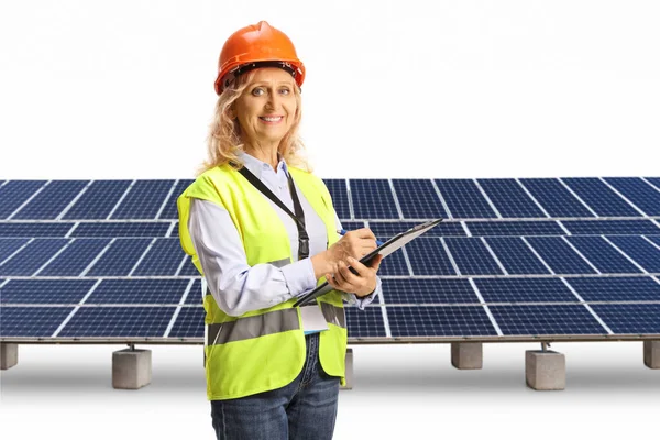 Kobieta Inżynier Kamizelce Bezpieczeństwa Hełmie Trzymająca Dokument Polu Słonecznym Odizolowany — Zdjęcie stockowe