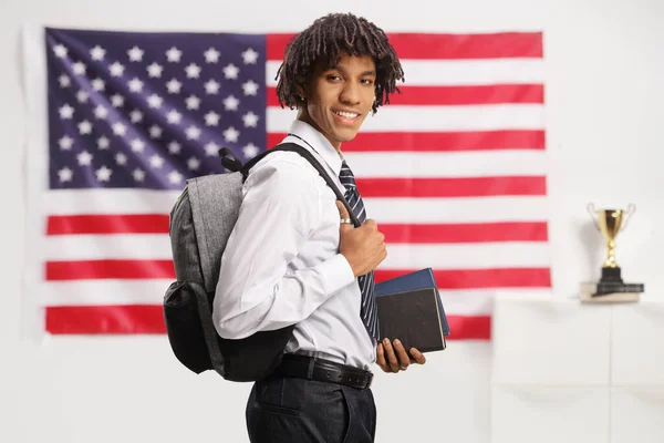 Afro Amerikaanse Mannelijke Student Met Een Rugzak Poseren Met Amerikaanse — Stockfoto