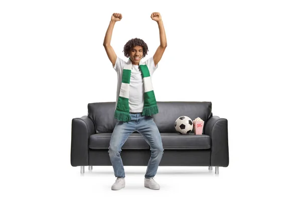 Feliz Chico Afroamericano Animando Equipo Fútbol Con Una Bufanda Verde — Foto de Stock
