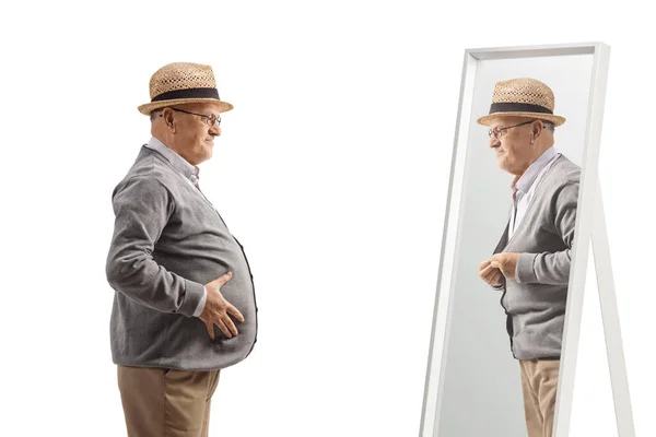 Starszy Mężczyzna Dużym Brzuchem Stojącym Przed Lustrem Odizolowanym Białym Tle — Zdjęcie stockowe