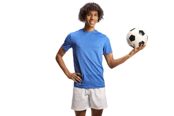 アフリカ系アメリカ人サッカー選手の笑顔と白い背景に孤立したボールを保持の肖像 — ストック写真
