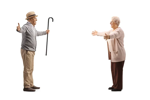 Ältere Männer Und Frauen Schauen Einander Mit Weit Geöffneten Armen — Stockfoto