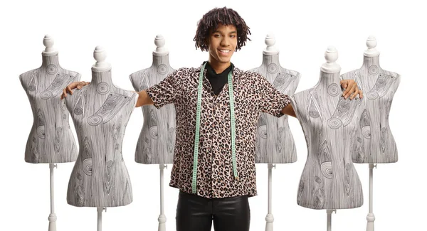 Jong Afrikaans Amerikaans Man Mode Ontwerper Met Pop Mannequins Geïsoleerd — Stockfoto