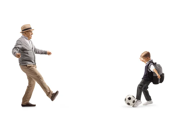 Kleine Jongen Voetballen Met Zijn Grootvader Geïsoleerd Witte Achtergrond — Stockfoto