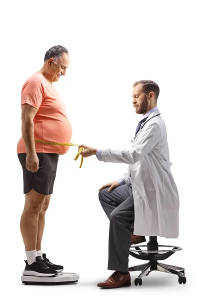 医師測定腰上のA太りすぎ成熟した男絶縁上の白い背景 — ストック写真
