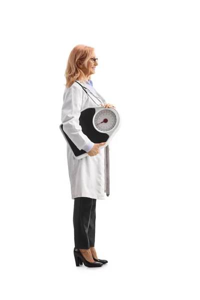 Fuld Længde Profil Skudt Kvindelig Læge Med Vægt Skala Isoleret - Stock-foto