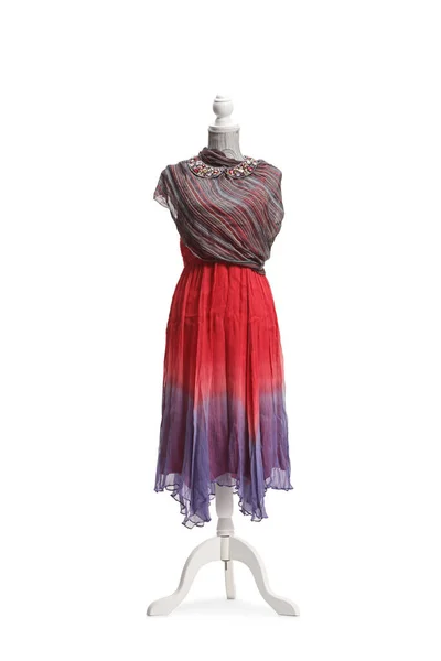 배경에 고립된 마네킹에 스카프를 드레스 — 스톡 사진