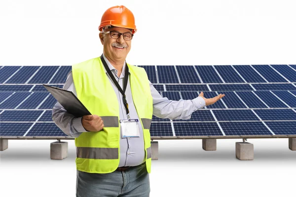 Ingeniero Macho Maduro Presentando Una Granja Solar Aislada Sobre Fondo —  Fotos de Stock