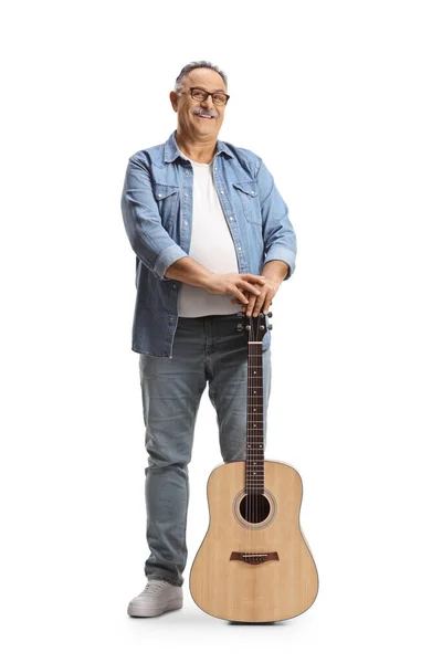 一个成熟男子的全长肖像 他站在那里 带着一把白色背景隔音吉他 — 图库照片
