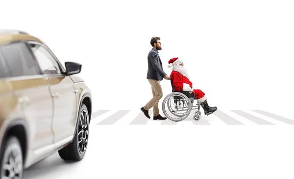Полнометражный Снимок Человека Толкающего Санта Клауса Инвалидном Кресле Пешеходном Переходе — стоковое фото