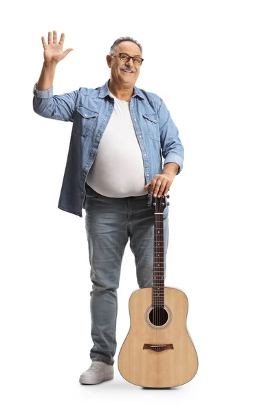 一个成熟男子的全长肖像 他站在那里 带着一把音响吉他 在白色的背景上挥动孤立的手 — 图库照片