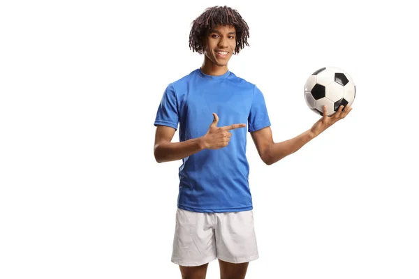 アフリカ系アメリカ人サッカー選手がボールを持っていて 白い背景に孤立している — ストック写真