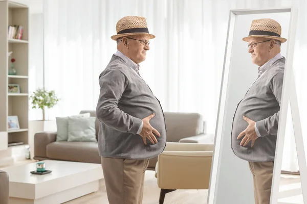 Hombre Edad Avanzada Con Gran Vientre Mirando Espejo Casa Una —  Fotos de Stock