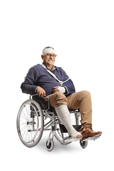 Dojrzały Mężczyzna Złamaną Ręką Bandażem Głowie Siedzący Wózku Inwalidzkim Odizolowany — Zdjęcie stockowe