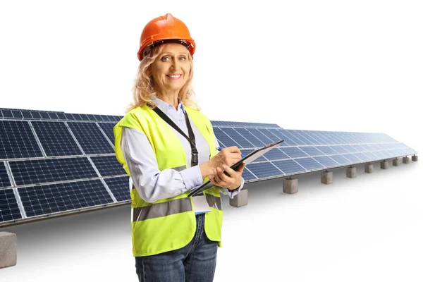 Ingeniera Femenina Con Chaleco Seguridad Frente Paneles Fotovoltaicos Aislados Sobre —  Fotos de Stock