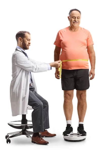 Arzt Misst Einen Reifen Mann Sportkleidung Isoliert Auf Weißem Hintergrund — Stockfoto