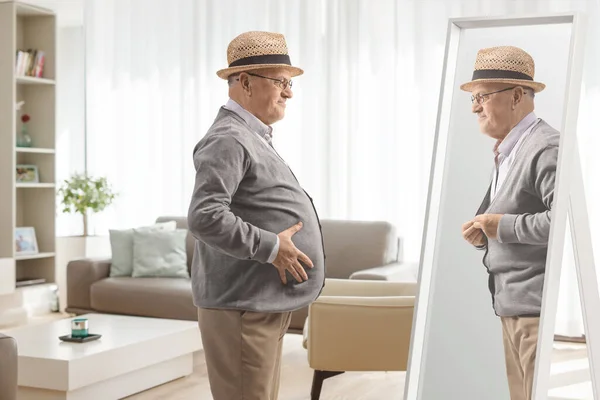 Oudere Man Met Een Dikke Buik Die Naar Een Spiegel — Stockfoto