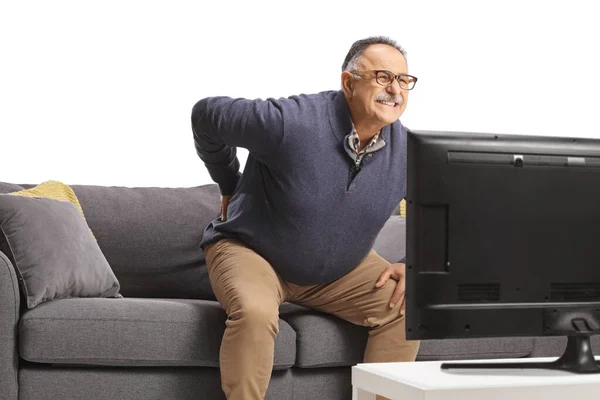 Ältere Mann Mit Rückenschmerzen Aufstehen Von Einem Sofa Vor Dem — Stockfoto
