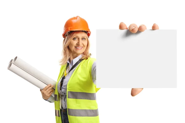 Güvenlik Yeleği Elinde Planları Olan Gülümseyen Kadın Mühendis Beyaz Arka — Stok fotoğraf